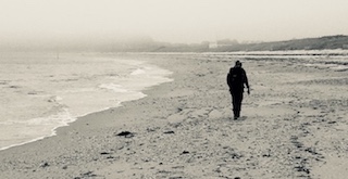 marcher sur la plage avec brume